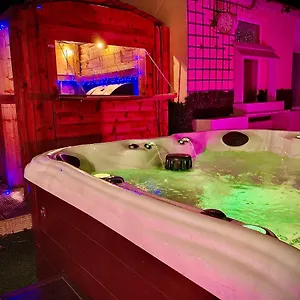 Captivating 4-bed Hot Tub House In Holiday home