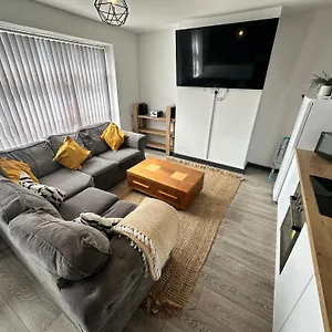 Town Center Willow - Sleeps Up To 10 - Dogs Welcome - 2 Minutes From Train Station Apartment